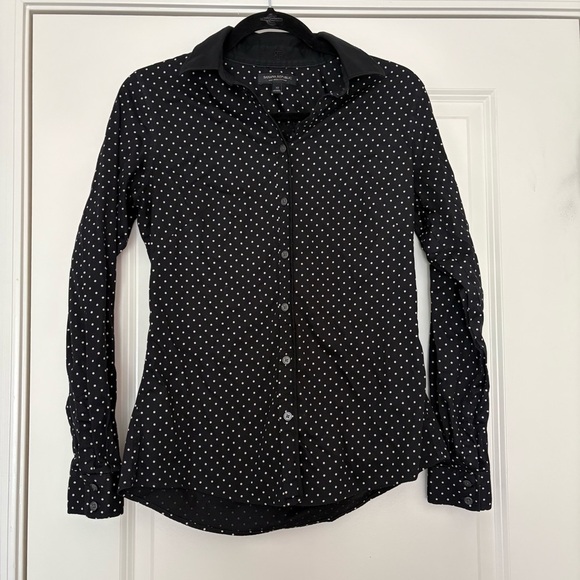 Banana Republic Women’s Black & White Polka Dot Tailored Non-Iron Shirt - Picture 3 of 9